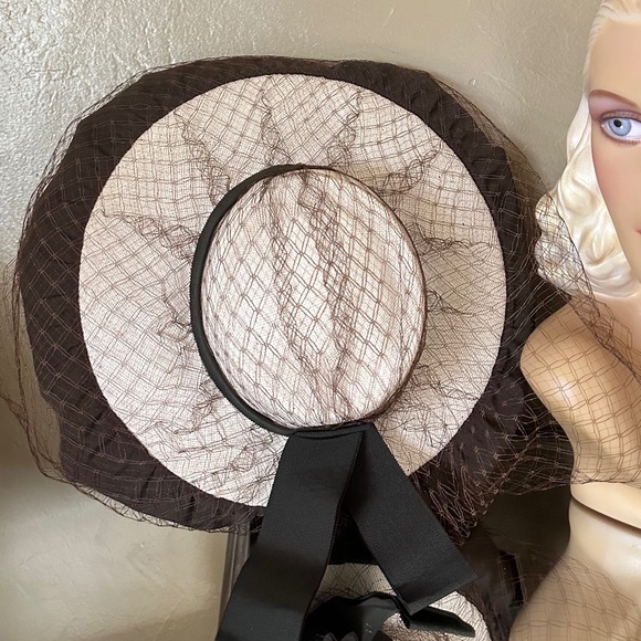 CHARISMATIC 1940s' NATURAL STRAW WIDE BRIM TILT HAT + VEIL + GROSGRAIN TRIM - Picture 9 of 11